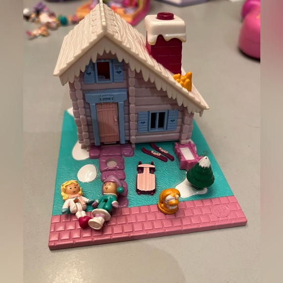 1993 polly pocket ski lodge 100% complete - Picture 2 of 3
